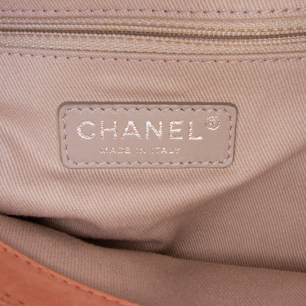 Pre-Loved Chanel Small Iridescent Calfskin Sea Hit Tote - Picture 5 of 10